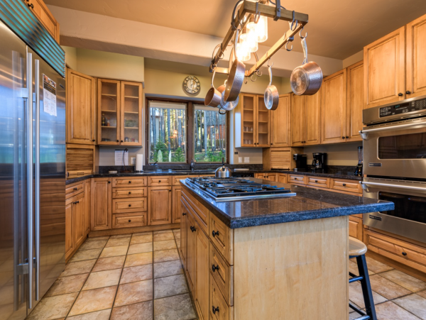 5 bedroom plus loft 10 min walk to Peak 8